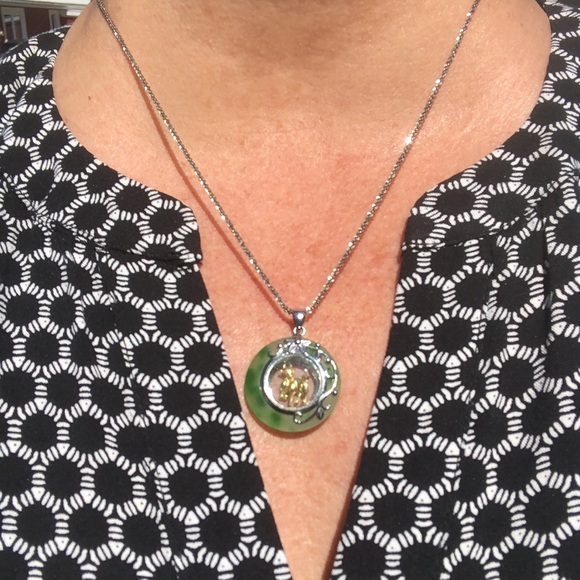 Elegant Green Jade with gold spinning Bull on a Italian Silver Necklace - Picture 1 of 4